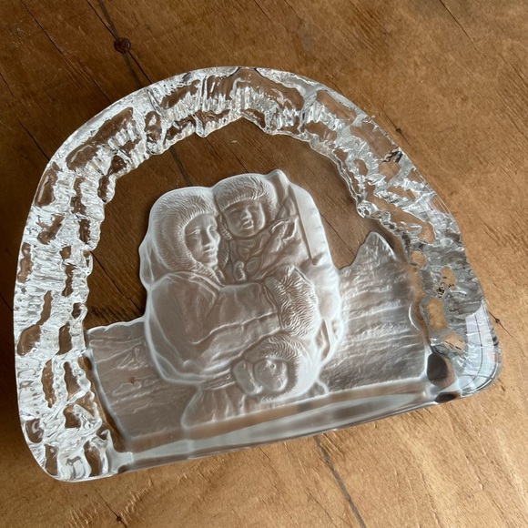 Frosted Glass Paper Weight Etched Image of Inuit Mother and Child - Picture 2 of 5